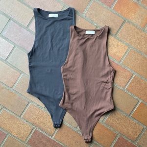 (TWO) Aritzia Babaton Contour ‘90s Bodysuit